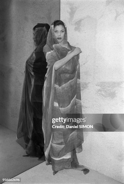 Un mannequin présente une robe Hanae Mori de la collection Prêt-à-Porter printemps-Eté 77 à Paris en janvier 1977, France.