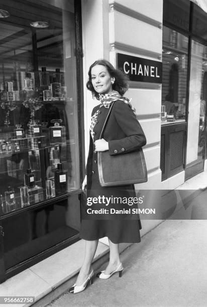 Actrice française Claudine Auger nous présente la collection Prêt-à-porter Chanel Printemps-Eté 1977 à Paris en janvier 1977, France.