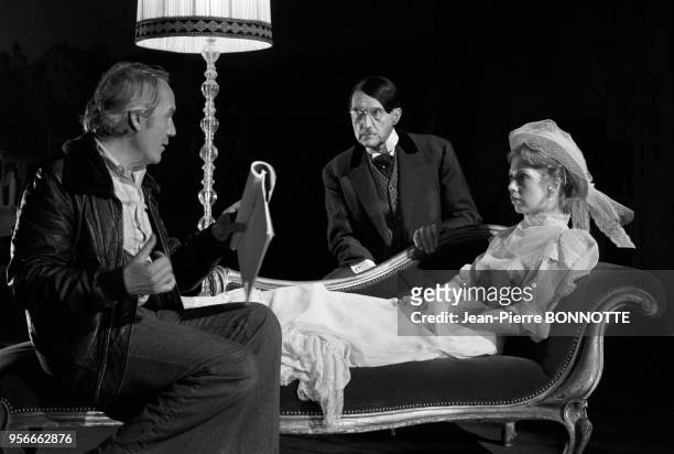 Billy Frick et Madeleine Bouchez sur le tournage du film La face cachée d'Adolf Hitler' réalisé par Richard Balducci en novembre 1976 à Paris, France.