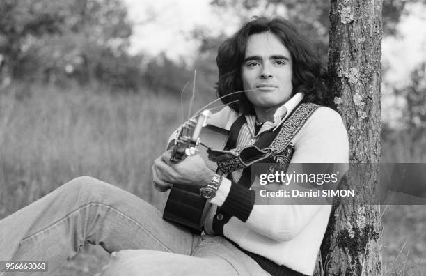 Le chanteur Nicolas Peyrac lors d'une tournée en mars 1976, France.