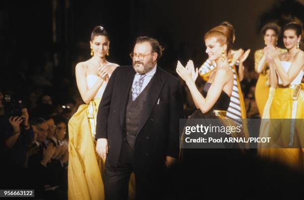 Gianfranco Ferré et ses mannequins lors du défilé Dior, collection haute-couture printemps/été 90, Paris, janvier 1990 1989, France.