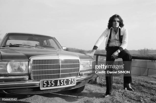 Le chanteur Nicolas Peyrac et sa Mercedes lors d'une tournée en mars 1976, France.