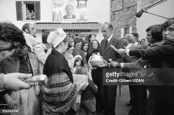 Valéry Giscard d'Estaing reçoit un cadeau des mains d'une habitante de Rochefort-Montagne le 8 juin 1974, France.