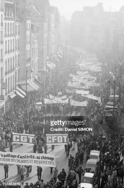 Manifestation des fonctionnaires des syndicats de la CGT, CFDT et FEN contre la montée du chômage à Paris le 9 mars 1976.