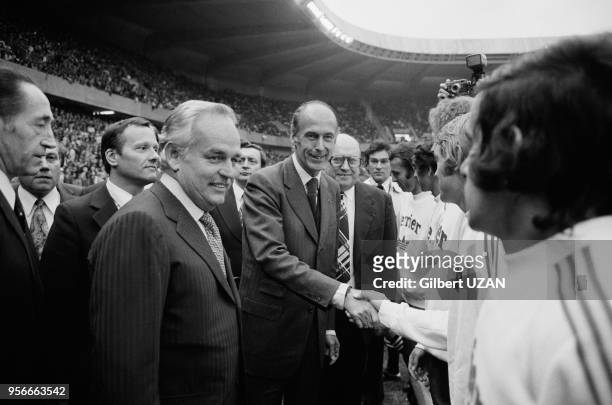 Valéry Giscard d'Estaing et le Prince Rainier de Monaco lors de la finale de la Coupe de France de Football entre l'ASSE et Monaco à Paris le 8 juin...