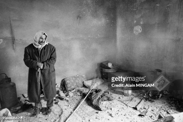 Palestinien revenant dans sa maison détruite à Abbassiah en mars 1978 lors du conflit israelo-palestinien.