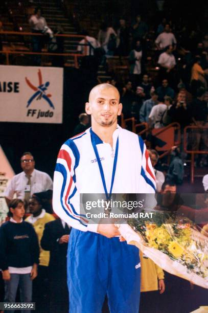 Djamel Bouras obtient la médaille d'argent aux championnats du monde de judo à Bercy le 9 octobre 1997 à Paris, France.