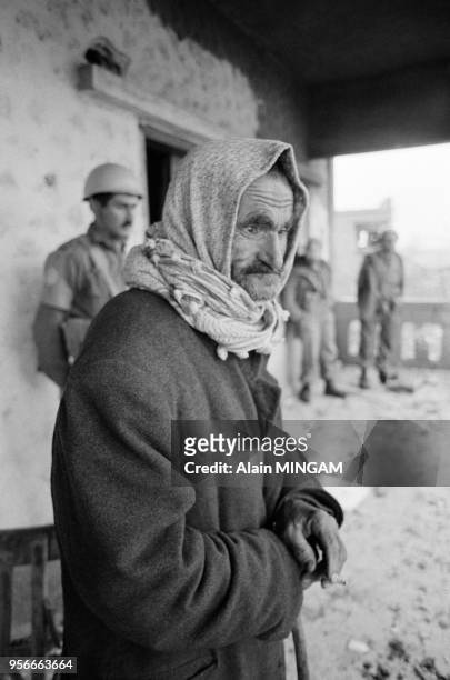 Palestinien dans sa maison détruite inspectée par des 'casques bleus' à Abbassiah en mars 1978 lors du conflit israelo-palestinien.