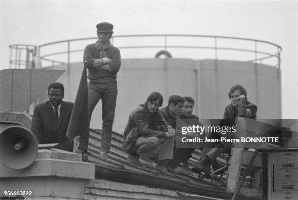 Ouvriers en grève à l'usine Citroën de Javel lors des évènements de mai 68 à Paris, France.