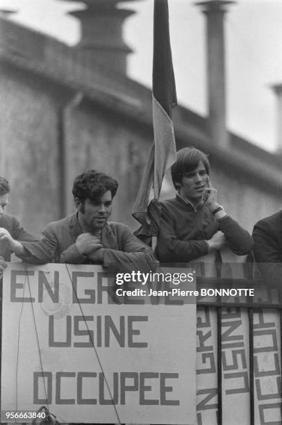 Ouvriers en grève à l'usine Citroën de Javel lors des évènements de mai 68 à Paris, France.