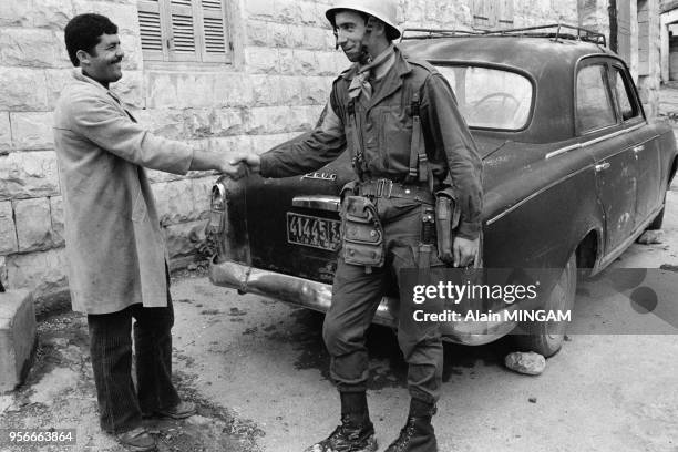 Un soldat français du 3e RPIMA, casques bleus de l'ONU, serre la main d'un villageois en mars 1978 à Abbassiah au Sud-Liban.
