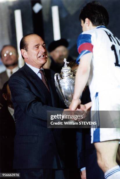 Jacques Chirac serre la main d'un joueur d'Auxerre, équipe qui remporte la finale de la Coupe de France de football le 4 mai 1996 à Paris, France.