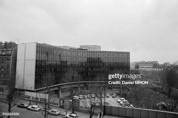 Vue du siège du Parti Communiste Français construit par l'architecte brésilien Oscar Niemeyer, Place du Colonel Fabien à Paris en février 1978,...
