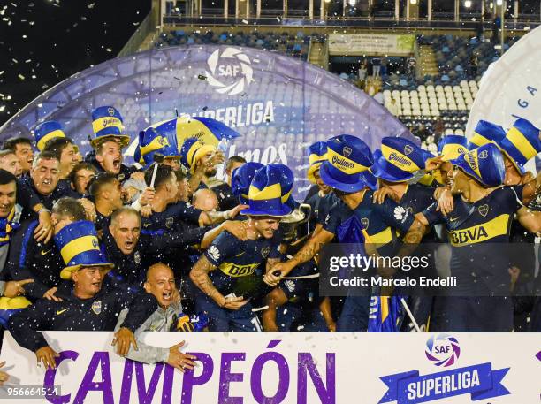 Players of Boca Juniors celebrate after winning the Superliga 2017/18 against Gimnasia y Esgrima La Plata at Estadio Juan Carmelo Zerillo on May 9,...