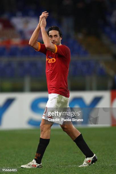 Luca Toni of AS Roma applauds the fans as he leaves the field during the Serie A match between Roma and Chievo at Stadio Olimpico on January 9, 2010...