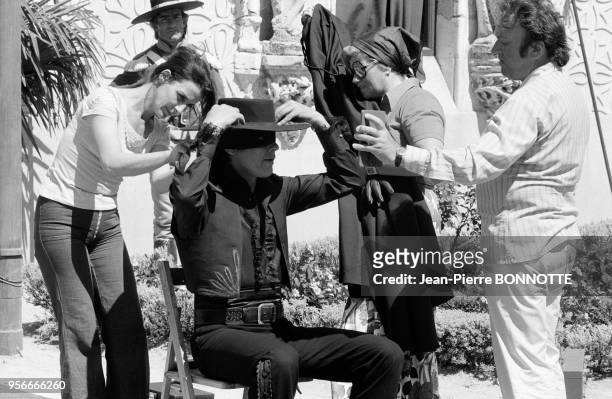 Séance de maquillage pour Alain Delon sur le tournage du film 'Zorro' réalisé par Duccio Tessari à madrid le 8 septembre 1974, Espagne.
