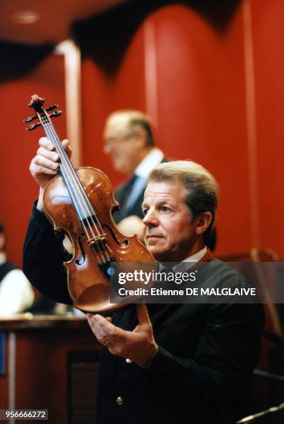 Vente aux enchères de deux violons Stradivarius à l'hôtel des ventes Drouot avec à l'arrière-plan Maître Jacques Tajan le 3 février 1998 à Paris,...