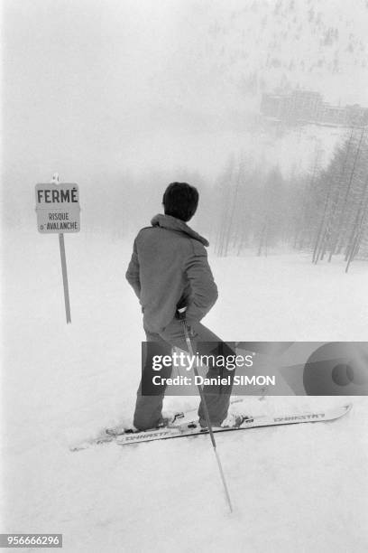 Skieur dans la station de sports d'hiver Isola 2000 en mars 1978, France.