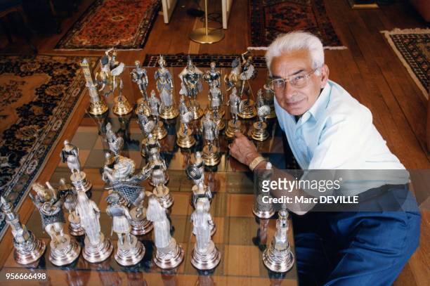 Le gérant de casino Isidore Partouche en mars 1998 chez lui à Paris, France.