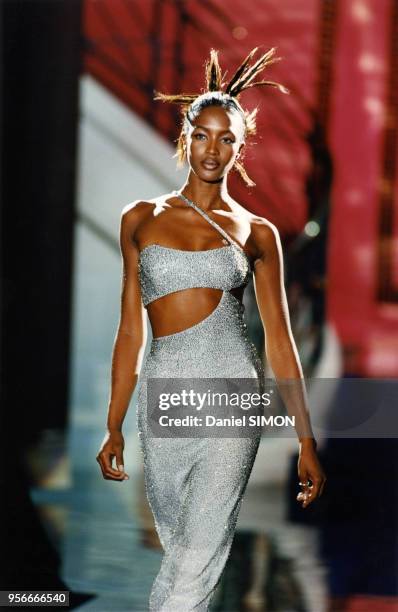 Naomi Campbell lors du défilé Haute-Couture automne-hiver 1996-1997 de Versace en juillet 1996 à Paris, France.