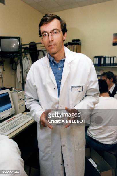 Thierry Patrice, chef du département laser du C.H.U de Nantes présentant une boite de Photofrin, nouveau traitement contre le cancer, le 9 juin 1998...