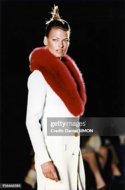 Linda Evangelista au défilé Haute-Couture automne-hiver 1996-1997 de Versace en juillet 1996 à Paris, France.