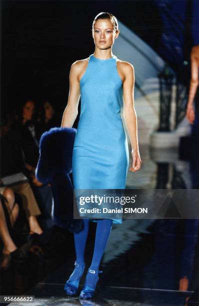 Carolyn Murphy lors du défilé Haute-Couture automne-hiver 1996-1997 de Versace en juillet 1996 à Paris, France.