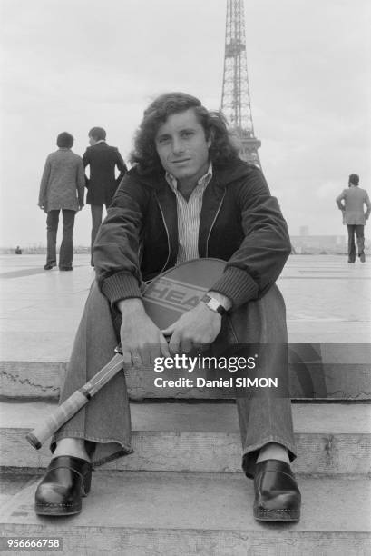 Guillermo Vilas sur l'esplanade du Trocadéro le 5 juin 1977 à Paris, France.