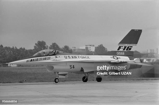 Avion de chasse F-16 lors du 32ème salon de l'aéronautique et de l'espace au Bourget le 2 juin 1977, France.