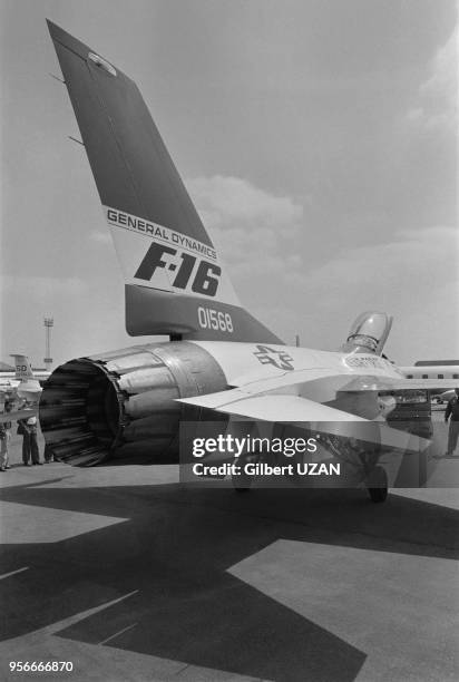 Avion de chasse F-16 lors du 32ème salon de l'aéronautique et de l'espace au Bourget le 2 juin 1977, France.