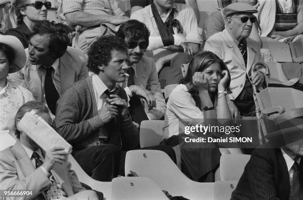 Caroline de Monanco et Philippe Junot lors de la défaite de Adriano Panatta en huitième de finale des Internationaux de France de Roland-Garros le 2...