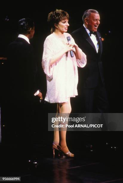 Sammy Davis Jr, Frank Sinatra et Liza Minnelli lors d'une soirée à Paris en avril 1989, France.