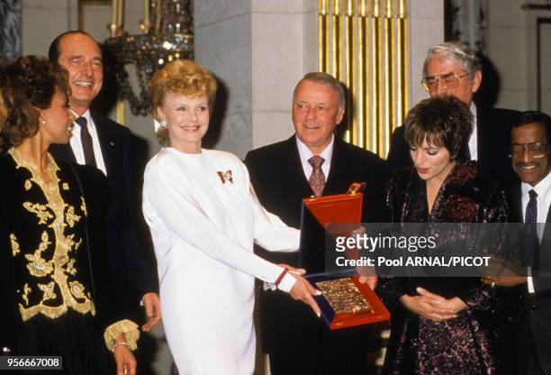 Jacques Chirac, Frank Sinatra, Liza Minnelli, Gregory Peck et Sammy Davis Jr lors d'une soirée à Paris en avril 1989, France.