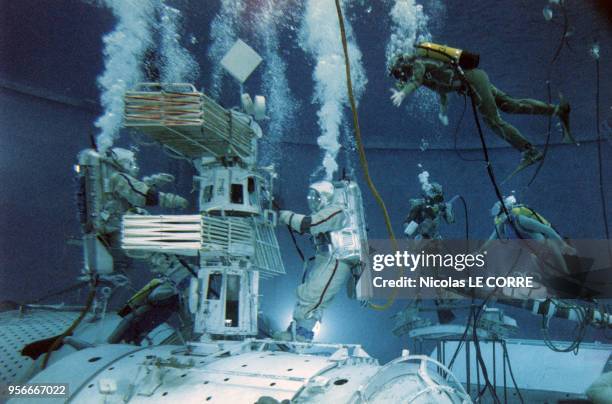 Les cosmonautes s'entraînent à travailler en condition d'apesanteur au fond de la piscine, mai 1997, Russie.