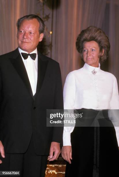 Le chancelier allemand Willy Brandt et sa femme Rut lors d'une soirée à Paris en 1971, France.