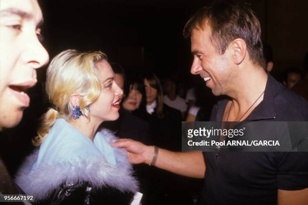 Thierry Mugler et Madonna lors du défilé Mugler collection prêt-à-porter printemps/été 91, Paris, octobre 1990, France.