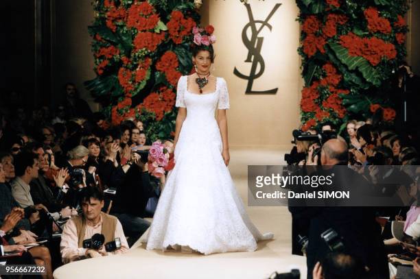 Laetitia Casta présente la robe de mariée lors du final du défilé Yves Saint Laurent haute-couture printemps-été 1998, janvier 1998, Paris, France.