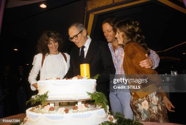 Henry Fonda fête son anniversaire en compagnie de sa femme Shirley Adams, de sa fille fille jane Fonda et de son fils Peter Fonda à Los Angeles dans...