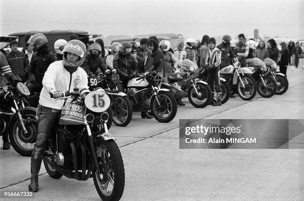 Concentration de motards sur le circuit 'sauvage' sur l'aérodrome de Crécy-en-Brie en octobre 1978, France.