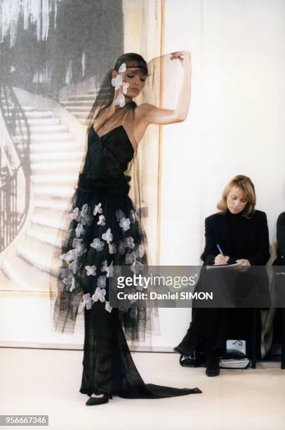 Esther Canadas défile pour Chanel haute-couture printemps-été 1998, janvier 1998, Paris, France.