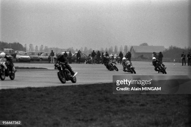 Concentration de motards sur le circuit 'sauvage' sur l'aérodrome de Crécy-en-Brie en octobre 1978, France.