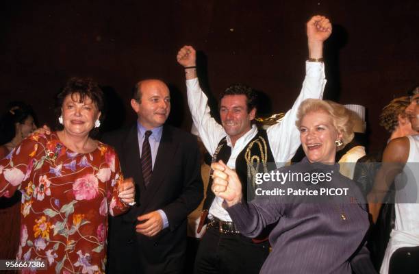 Patrick Dupond fête ses 20 ans de carrière en compagnie de sa mère à Paris en juin 1994, France.