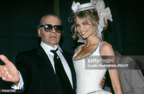 Claudia Schiffer et Karl Lagerfeld lors du défilé haute couture de Chanel en juillet 1992 à Paris, France.