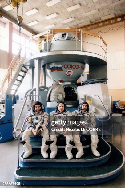 Astronaute français Léopold Eyharts en compagnie ds cosmonautes russes Anatoli Soloviov et Pavel Vinogradov posent devant la station MIR, mai 1997,...