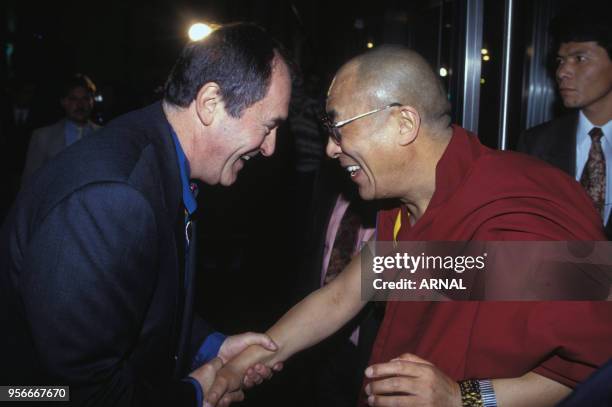 Tenzin Gyatso, le Dalaï-Lama et Bernardo Bertolucci à la 1ère de 'Little Boudha' en novembre 1993 à Paris, France.