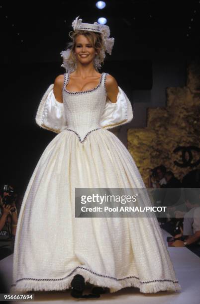 Claudia Schiffer lors du défilé haute couture de Chanel en juillet 1992 à Paris, France.