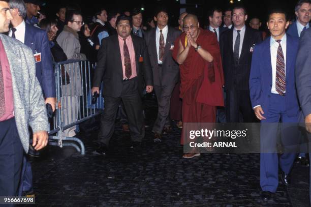 Tenzin Gyatso, le Dalaï-Lama à la 1ère de 'Little Boudha' en novembre 1993 à Paris, France.