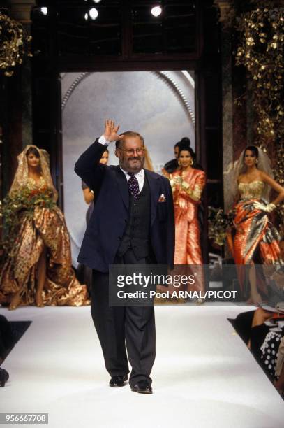 Le styliste Gianfranco Ferré lors du défilé haute couture de Christian Dior en juillet 1992 à Paris, France.