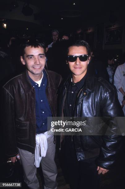 Stéphane Tapie et le sosie de Tom Cruise au hard Rock café en novembre 1993 à Paris, France.