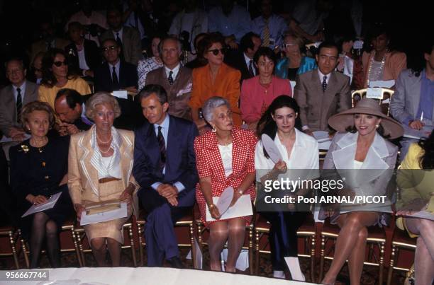 Bernard Arnault entouré de Bernadette Chirac, Claude Pompidou et d'autres personnalités lors du défilé haute couture de Christian Dior en juillet...